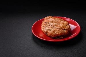 délicieux juteux dinde ou poulet steak avec sel, épices et herbes photo