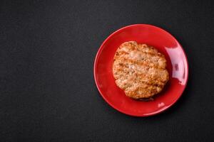 délicieux juteux dinde ou poulet steak avec sel, épices et herbes photo