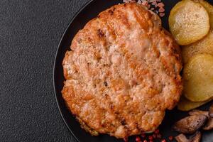 délicieux juteux dinde ou poulet steak avec sel, épices et herbes photo