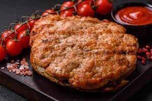 délicieux juteux dinde ou poulet steak avec sel, épices et herbes photo