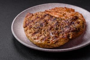 délicieux juteux porc steak avec sel, épices et herbes photo