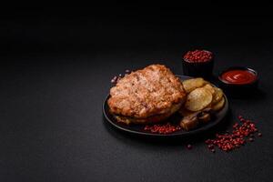 délicieux juteux dinde ou poulet steak avec sel, épices et herbes photo