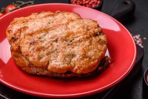 délicieux juteux dinde ou poulet steak avec sel, épices et herbes photo