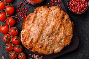 délicieux juteux dinde ou poulet steak avec sel, épices et herbes photo