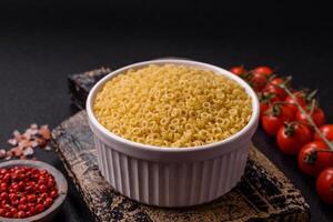 brut anellini Pâtes de dur blé avec sel et épices photo