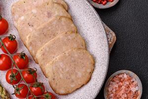 délicieux rouleau ou fait maison haché poulet saucisse photo