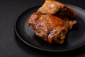 délicieux juteux poulet les cuisses cuit sur le gril avec sel photo