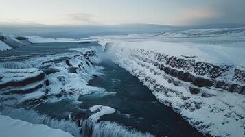 une cascade est couvert dans neige et la glace photo