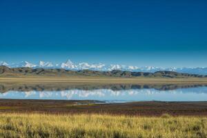 Lac et montagnes dans environs de khan tengri photo