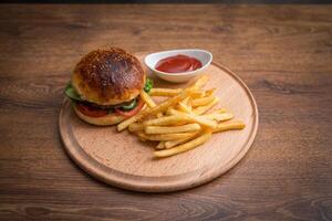 savoureux grillé Accueil fabriqué des hamburgers avec bœuf, tomate, fromage, concombre et salade. photo