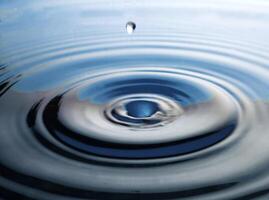 la goutte d'eau transparente et ronde, tombe vers le bas photo