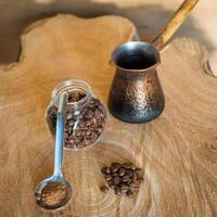 café des haricots sur une en bois table photo