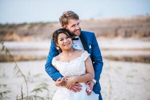 la mariée asiatique et le marié caucasien ont un moment romantique et sont heureux ensemble photo