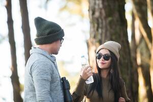 jeune couple voyage touristique dans la forêt de montagne photo