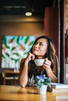 portrait, femme asiatique, sourire, se détendre, dans, café-restaurant, café