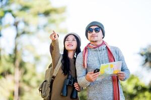 jeune couple voyage touristique dans la forêt de montagne photo