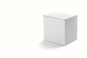 maquette de boîte d'emballage en carton carré plat photoréaliste sur fond gris clair. rendu 3D. modèle de maquette prêt pour votre conception. photo