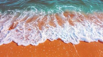 plage avec turquoise des eaux et d'or sables, embrassé par le chaud Soleil de été photo