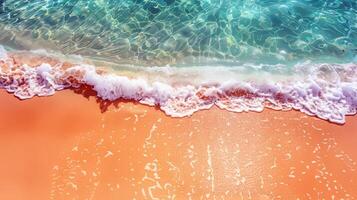 plage avec turquoise des eaux et d'or sables, embrassé par le chaud Soleil de été photo