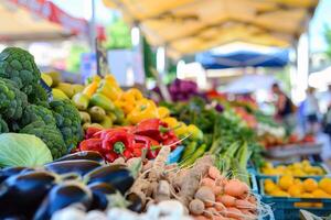 animé Extérieur marché rempli avec vendeurs vente Frais des fruits, légumes, et fleurs photo