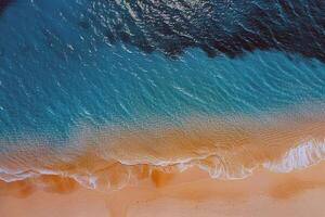 plage avec turquoise des eaux et d'or sables, embrassé par le chaud Soleil de été photo