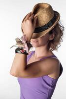 Jeune femme avec chapeau et accessoires dans studio. photo