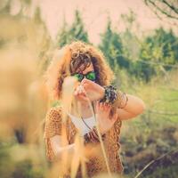 mode coup de une magnifique boho style fille sur la nature Contexte. bohème, hippie. photo