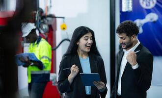 portrait de homme d'affaires de usine industrie inspection et essai de des robots bras pour utilisation dans grande échelle complexe fabrication les industries. photo