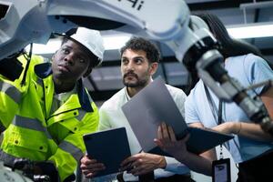 techniciens sont introduction industriel main des robots à homme d'affaires de usine industrie qui volonté utilisation leur dans grande échelle complexe fabrication opérations. photo