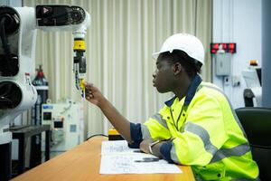 ingénieurs assemblé et testé le Fonctionnalité de une robotique bras utilisé dans petit les industries. photo