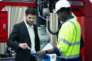 techniciens sont introduction industriel main des robots à homme d'affaires de usine industrie qui volonté utilisation leur dans grande échelle complexe fabrication opérations. photo