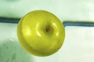 vert Pomme avec l'eau gouttelettes photo