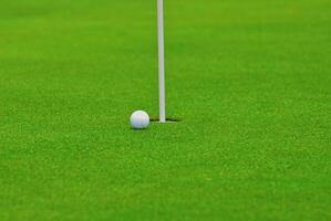 Jeu dans le le golf club contre le Contexte de le vert juteux herbe photo