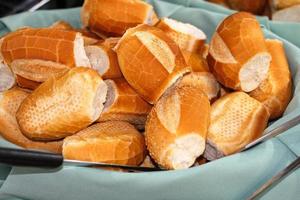 panier avec serviette avec du pain français. pain traditionnel de la cuisine brésilienne photo