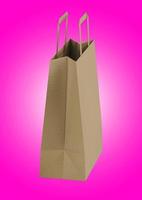 Vue rapprochée du sac à provisions en papier kraft avec poignées sur fond blanc, illustration isolée de rendu 3d. adapté à la conception de votre élément.