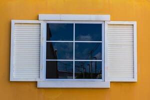 blanc les fenêtres et Jaune Couleur mur photo