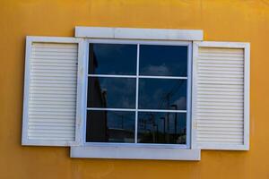 blanc les fenêtres et Jaune Couleur mur photo