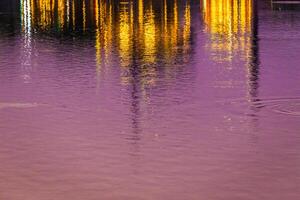 le coucher du soleil de ville sur le parc avec reflets l'eau photo