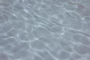 piscine aux reflets ensoleillés photo