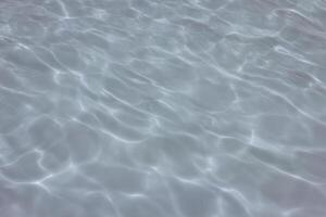 piscine aux reflets ensoleillés photo