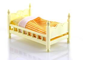 des lits Jaune jouet avec couvertures et oreillers photo