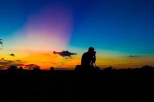 silhouette photographe avec le coucher du soleil photo