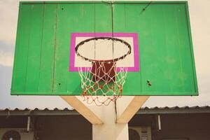 vieux en bois basketball cerceau photo