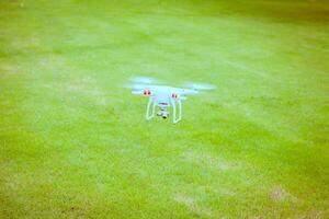 en volant drone avec caméra préparer à mouche photo