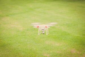 en volant drone avec caméra préparer à mouche photo