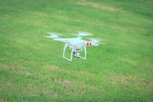 en volant drone avec caméra préparer à mouche photo