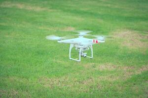 en volant drone avec caméra préparer à mouche photo