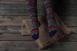 Couleur chaussettes sur une en bois sol photo