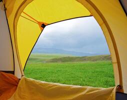 gentil de tente sur pelouse avec vert herbe photo