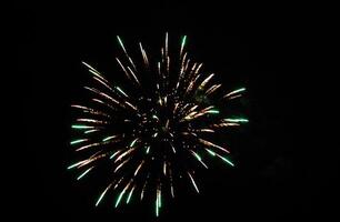 feu d'artifice de couleur dans le ciel nocturne photo